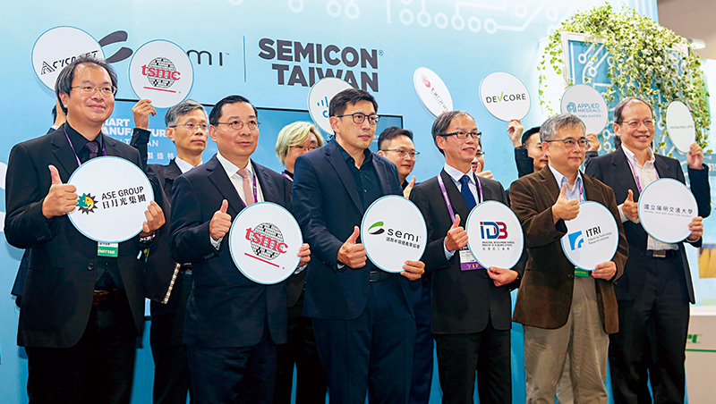 SEMI全球行銷長曹世綸（前左3）和台積電企業資安處處長屠震（前左2），帶頭讓台灣半導體產業鏈成為全球標準領航者